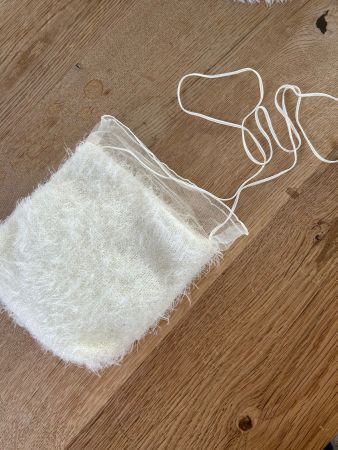 Kleine Tasche aus weissem Teddystoff