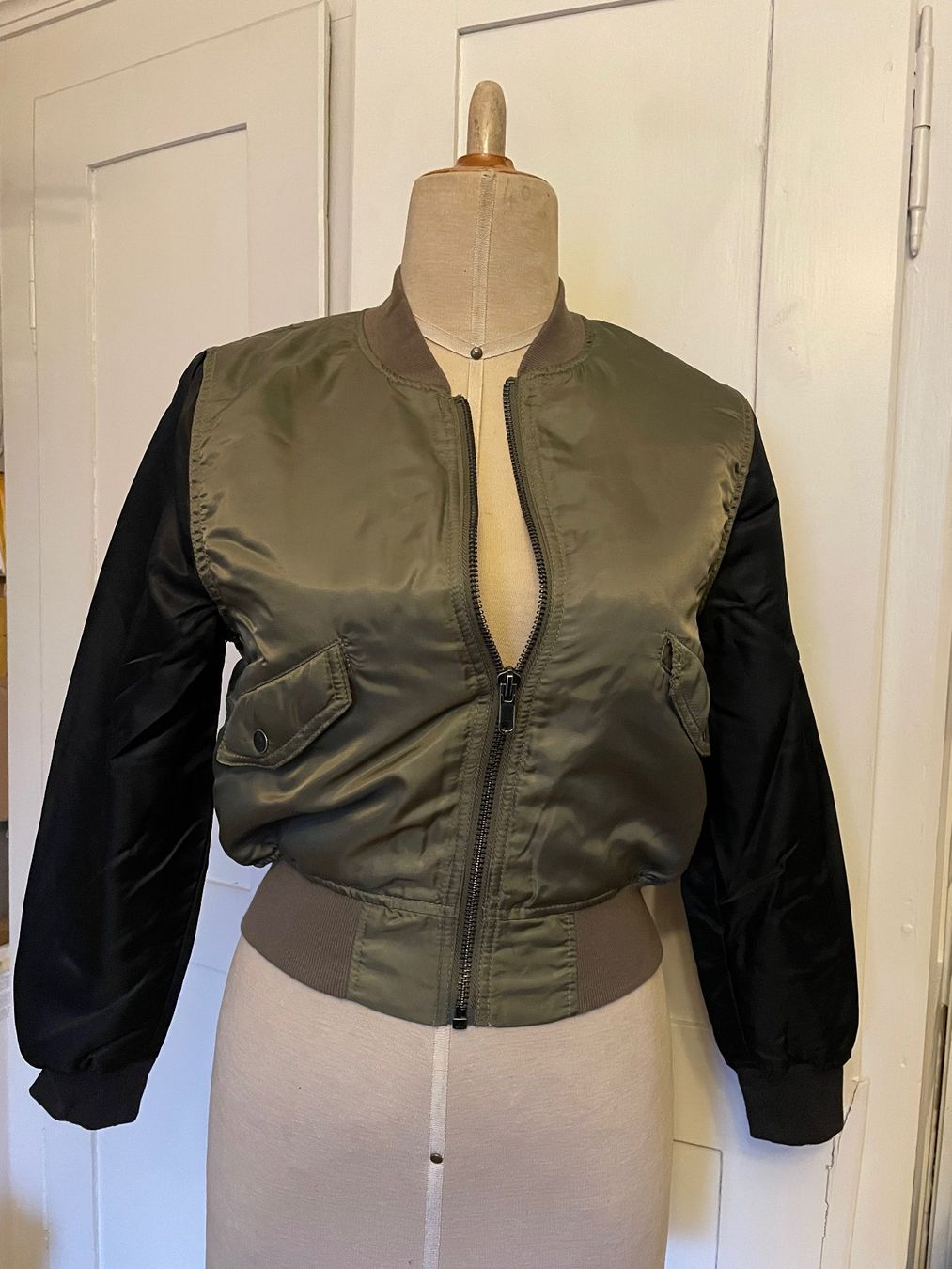 Giacche: Bomberjacke, olive/schwarz mit orangem Innenfutter, Gr.38 – Usato da Zürich venduto da Caro55 2