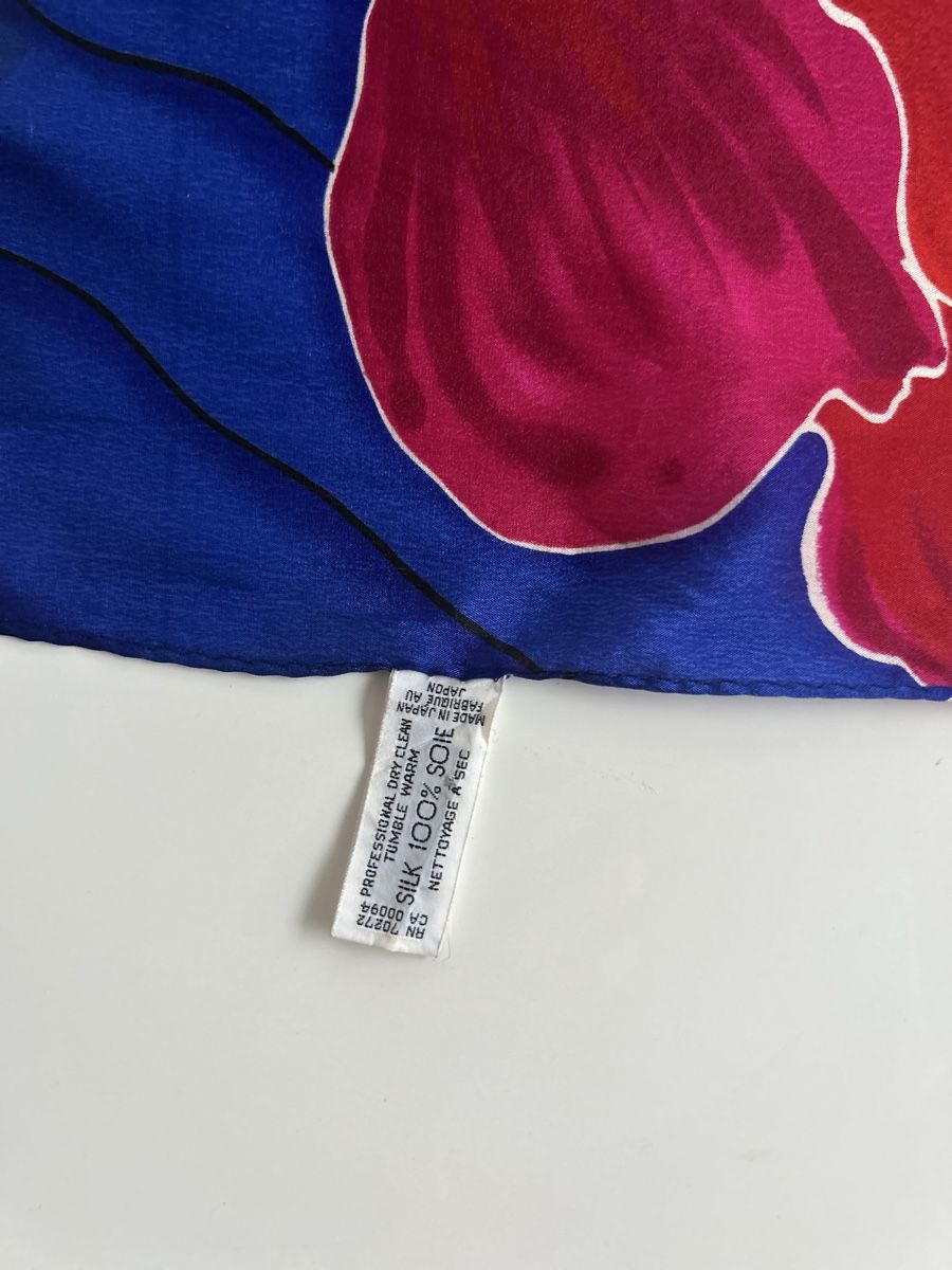 Foulards & écharpes: Blue silk scarf with red floral print – D'occasion à Saland par ele_vc96 2