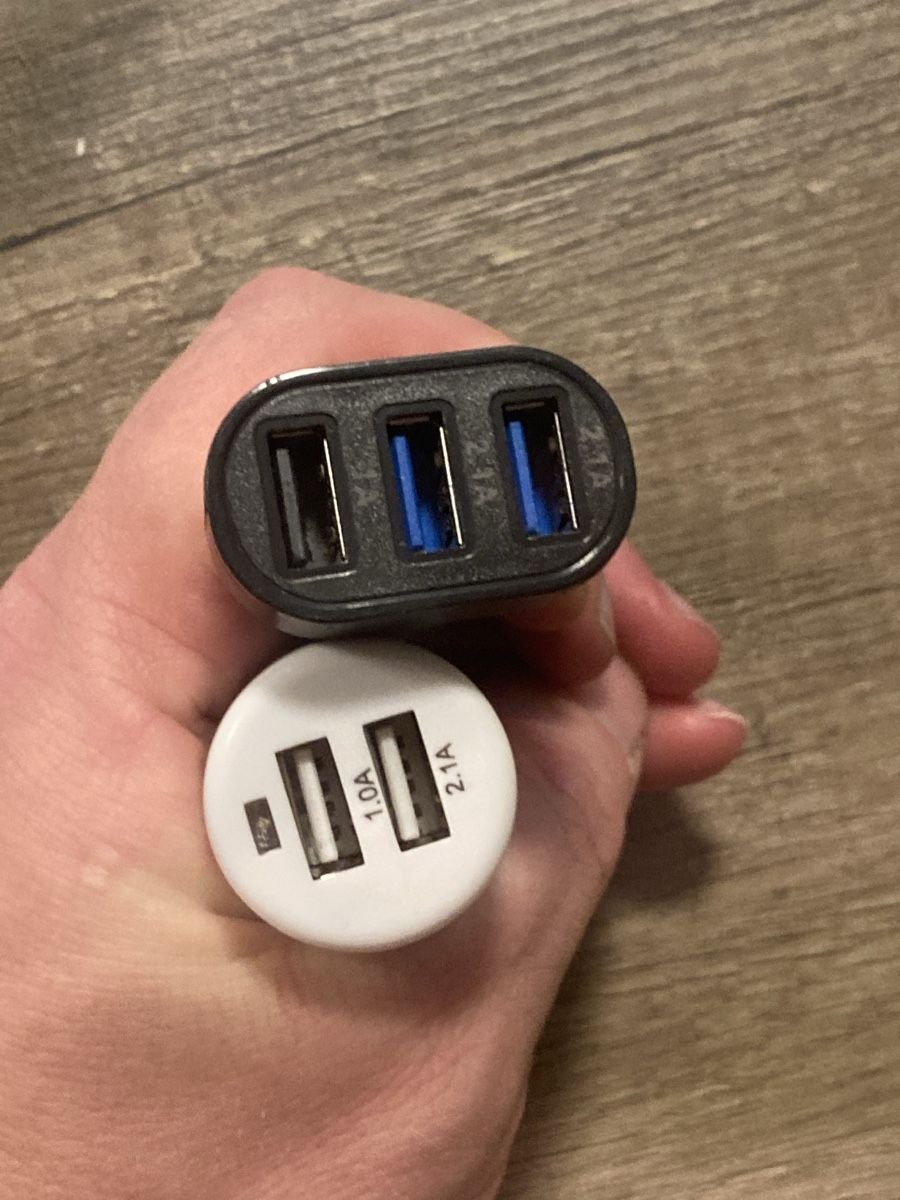 Caricabatterie: Auto Ladegerät 3x USB 2x USB Schwarz Weiss Gut – Usato da gretzenbach venduto da mic_cvj6