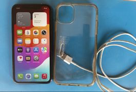 Apple iPhone 11 64GB schwarz mit Zubehör gebrauchter Zustand