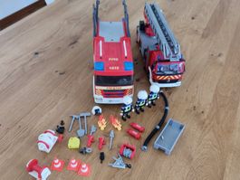 Set 2 Feuerwehrautos (1 Playmobil mit viel Zubehör)