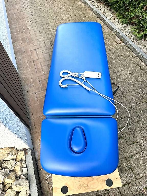Lettini & sedie per cosmetici: Professionelle Massageliege OpenMedic, elektr. höhenverst. – Usato da Reinach AG venduto da mon_5vwg 1