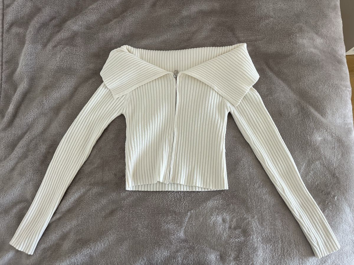 Top: Pull crème épaule dénudée – Usato da Neuchâtel venduto da Ariane_vn00