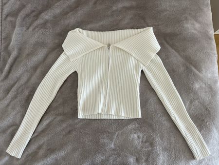 Pull crème épaule dénudée