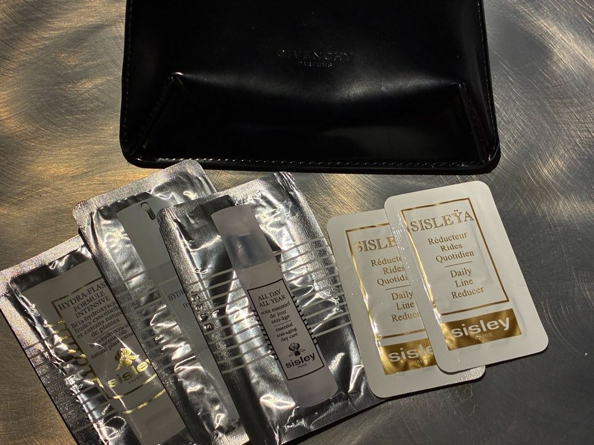Kosmetikkoffer: Kosmetiketui von Givenchy schwarz, dazu Proben von Sisley – Neu und originalverpackt aus Niederglatt ZH von karinso 1