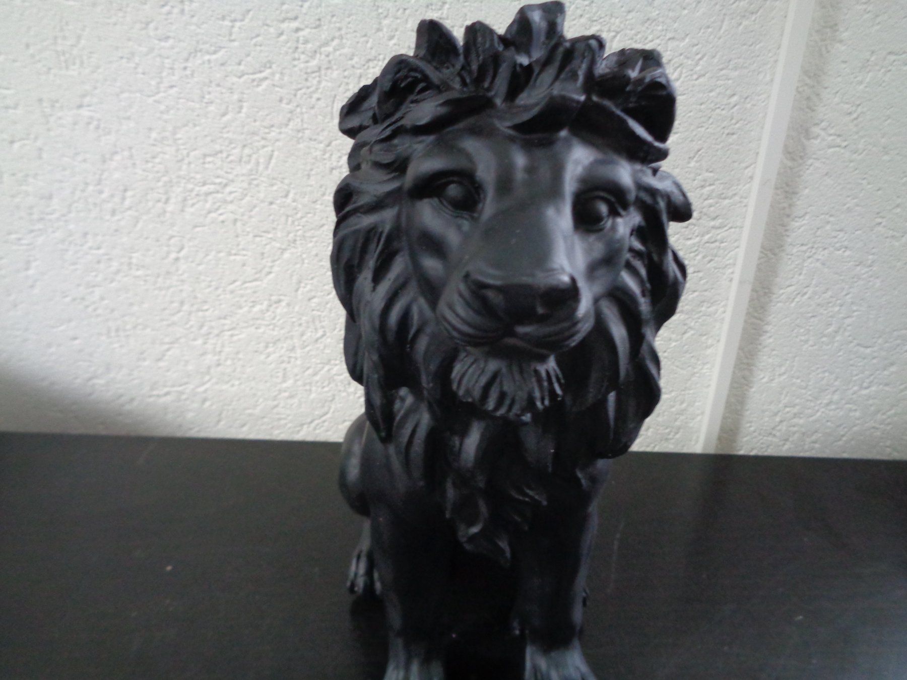 Statuette: Schwarzer sitzender Löwe (27 cm) – Nuovo e nell'imballaggio originale da Langenbruck venduto da Gumsi 2