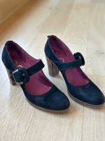 Schwarze Pumps mit Riemen, sehr bequem