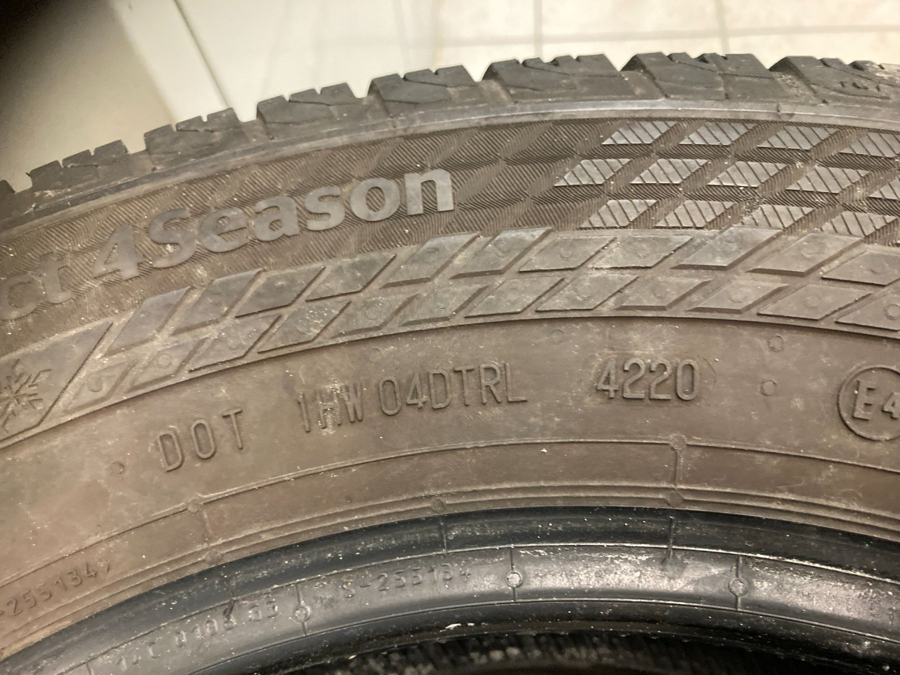 Continental Pneus & Kompletträder: 215/65R16 C Winterpneu Continental – Gebraucht aus Cham von WB2223 3