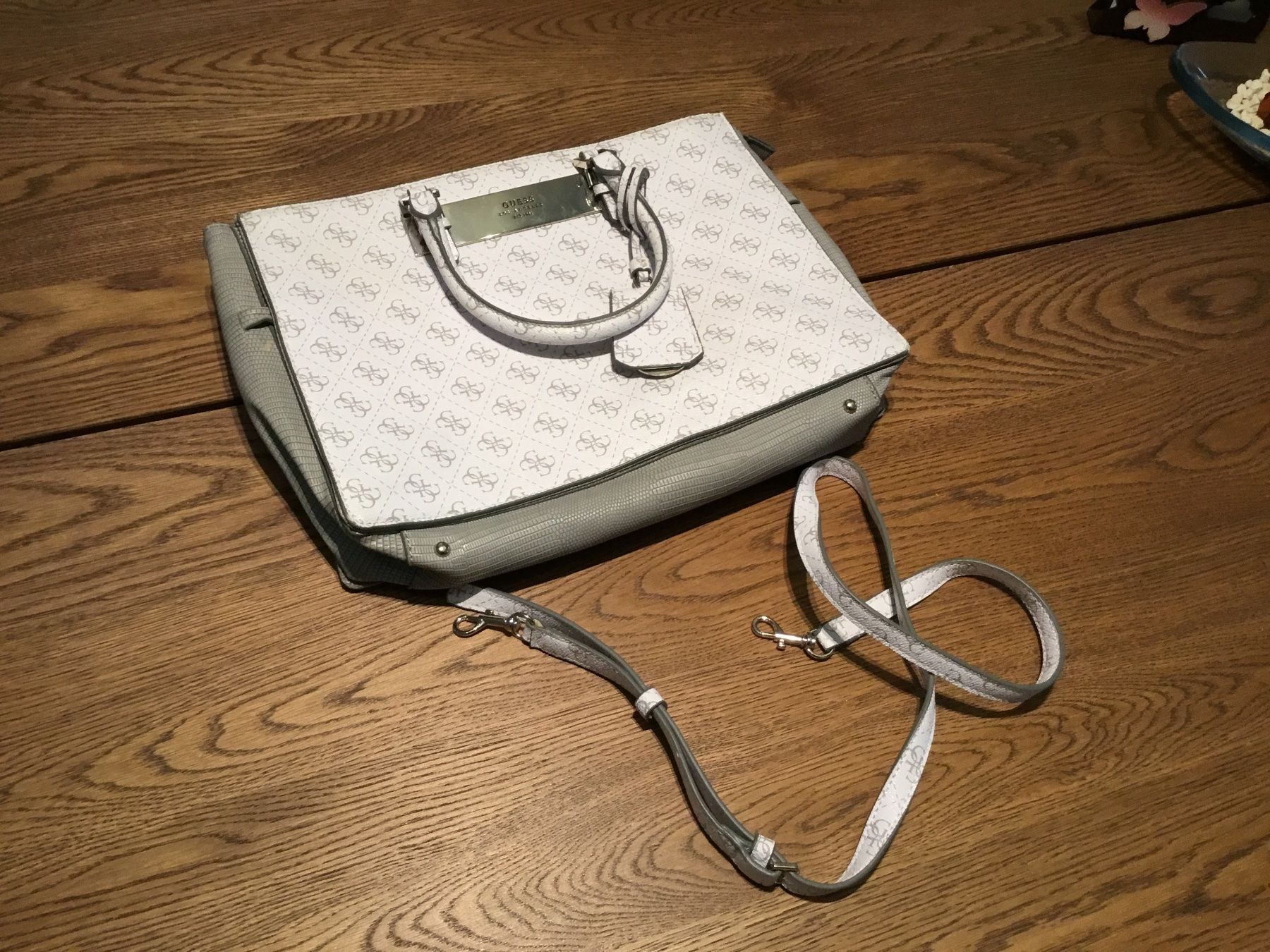 Guess Taschen für Damen: Guess Handtasche - Viel Stauraum – Gebraucht aus Würenlos von Tina48 1