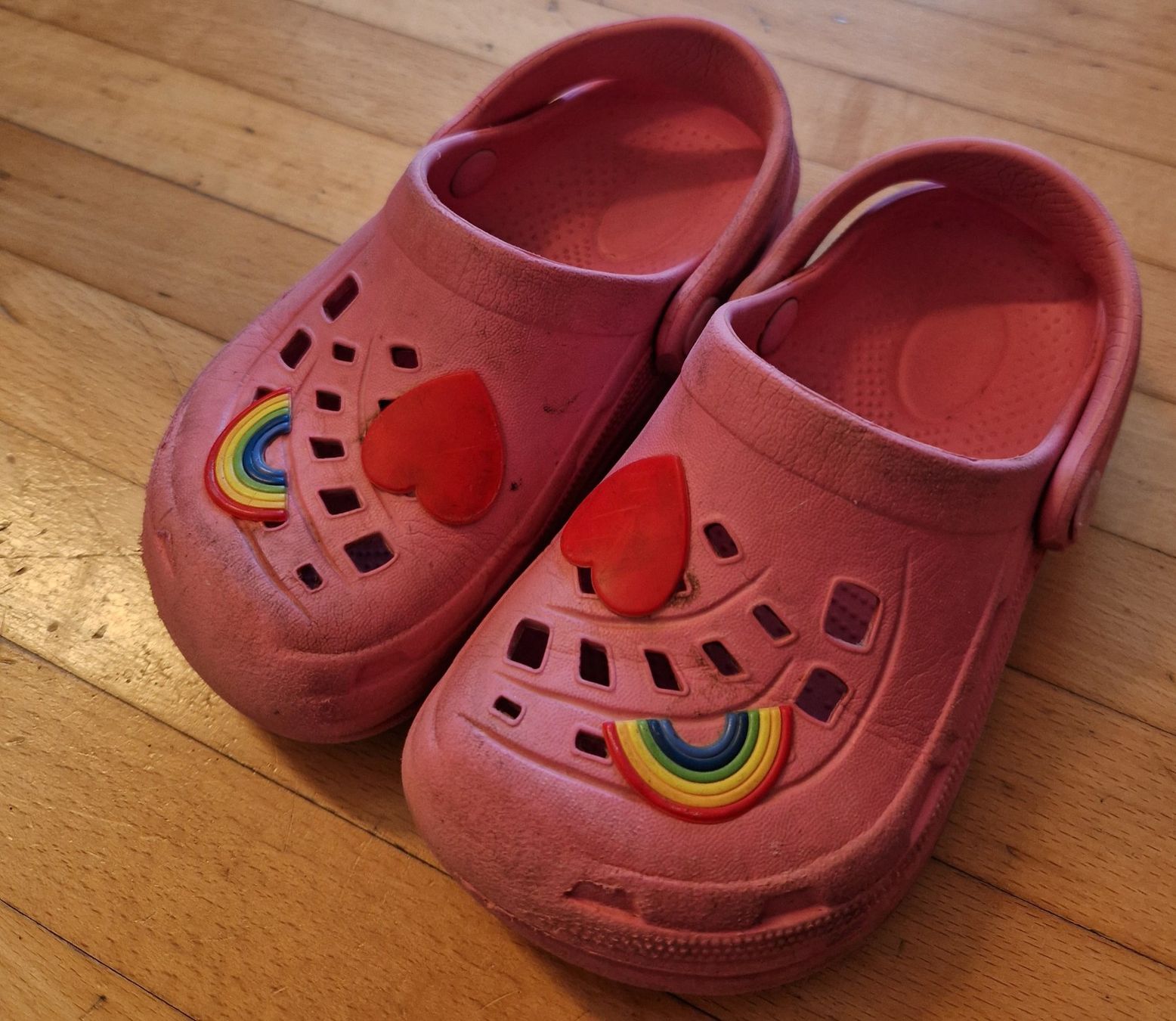 Scarpe per ragazzi: Kinder Clogs, rosa mit Regenbogen, Gr. 24 – Usato da Winkel venduto da MischiEtter