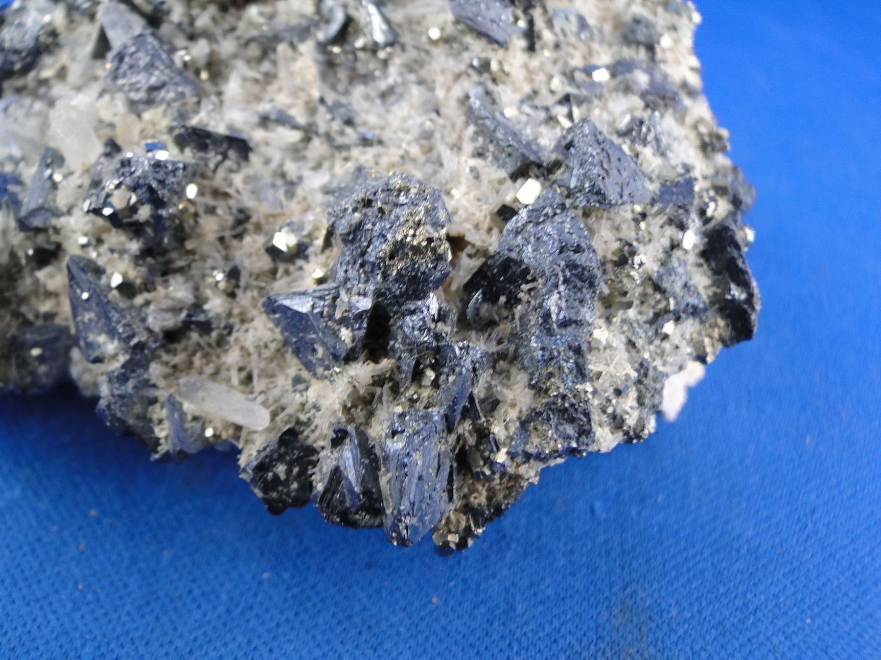 Minerali & Pietre curative: Tetrahedrit mit Pyrit – Usato da Schinznach Bad venduto da Demerald 2