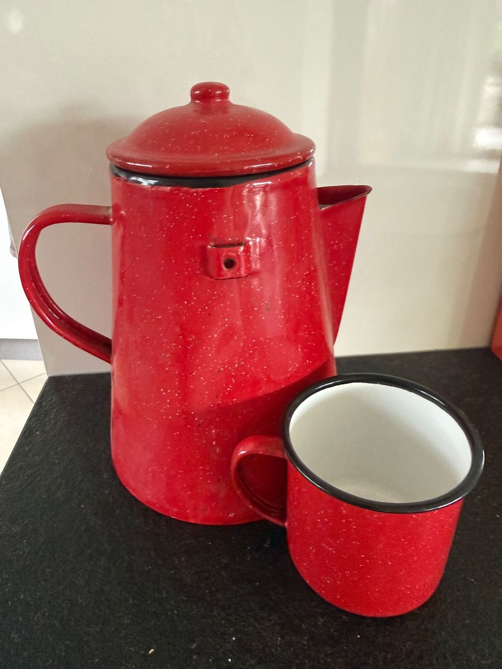 Caraffe: Vintage Emailekrug mit Tasse – Usato da Kirchdorf venduto da Vintagewunder