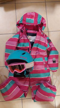 Mädchen Ski-Anzug und Helm