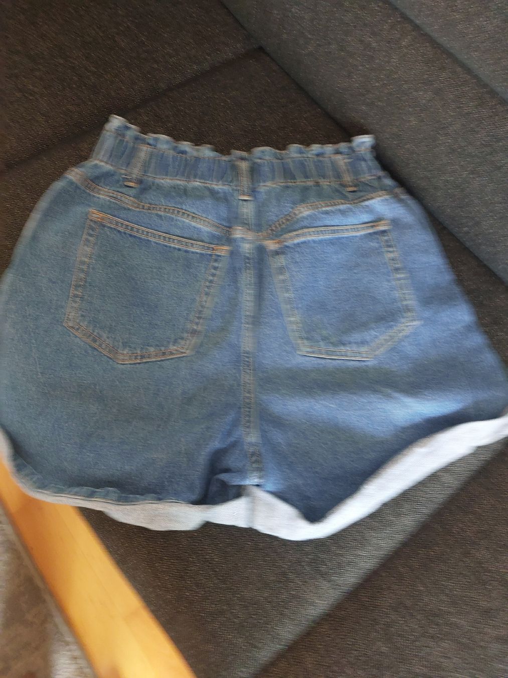 H&M Pantaloni: Tolle kurze Hose Gr 42 – Usato da Landquart venduto da Cedes 3
