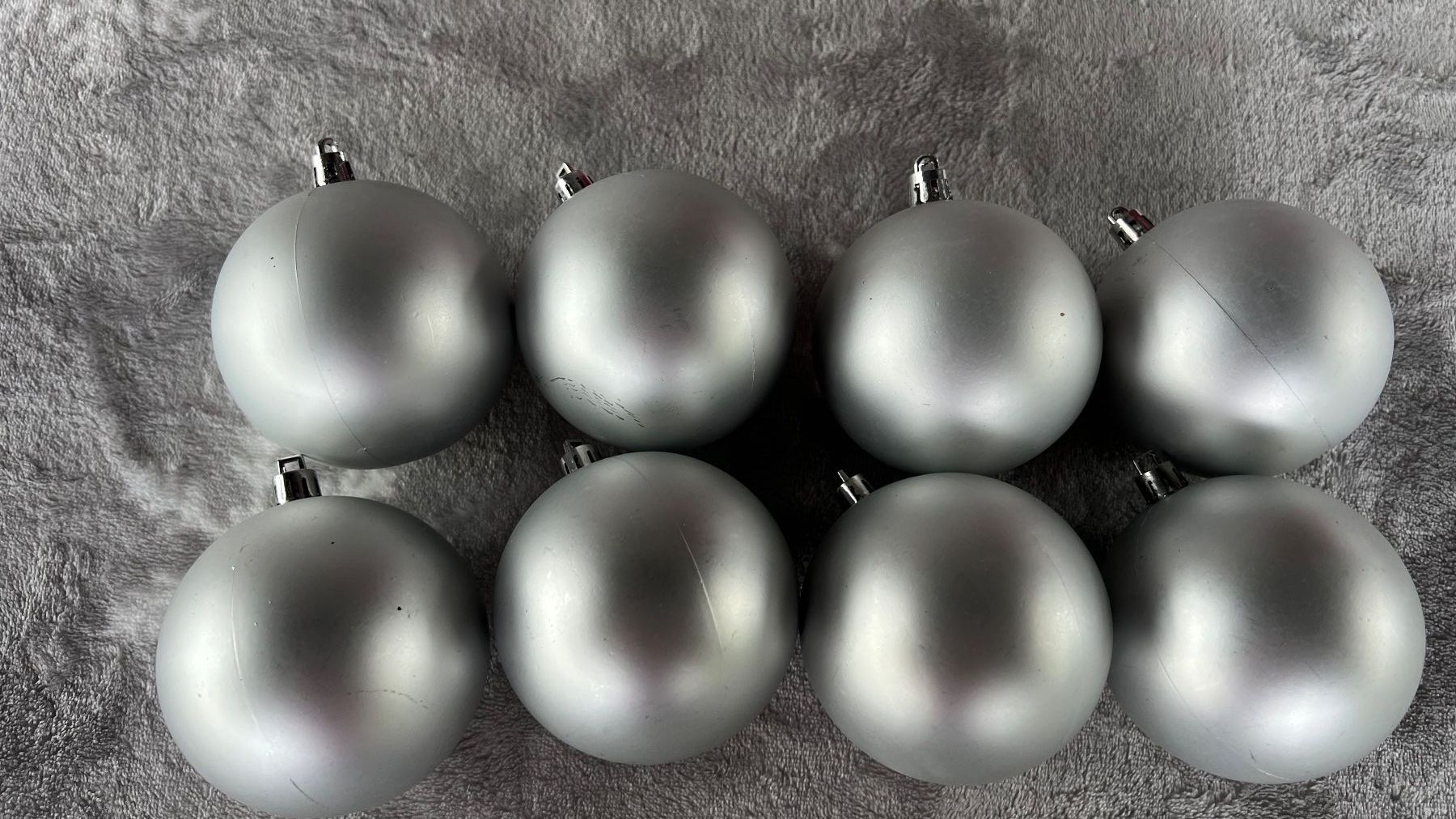 Toutes les décorations: 8 Silber matt Weihnachtskugeln – D'occasion à Schübelbach par Dolly990_2 1