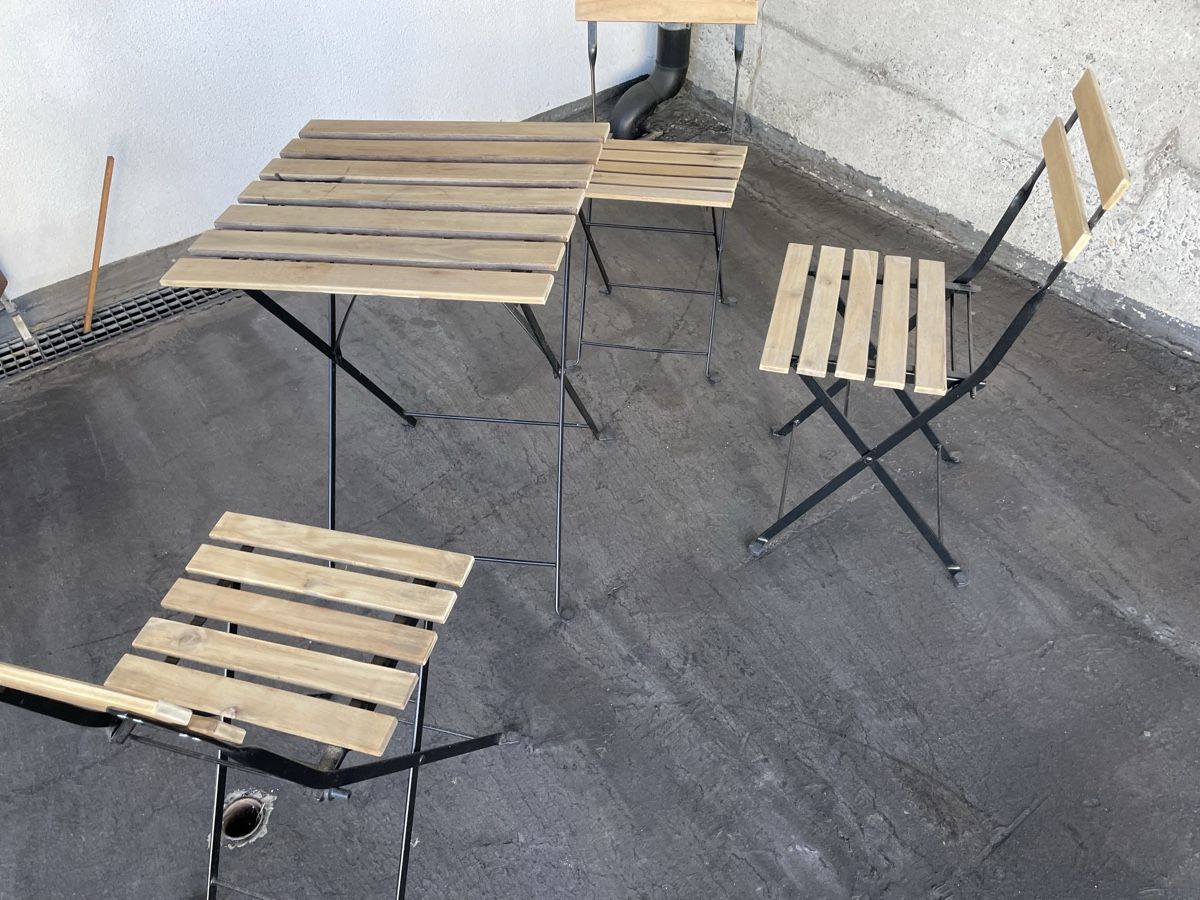 Set di tavolo e panche: Tischset mit Tisch u. drei Stühlen – Usato da Eiken venduto da garanoiri 4