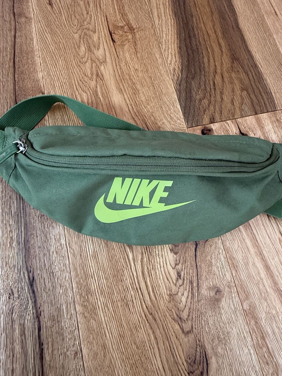 Nike Borse: Grüne Nike Bauchtasche – Usato da Hüttwilen venduto da sar_8gj7 2