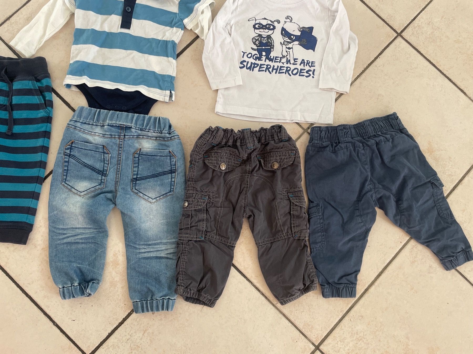 Lotti & Set di vestiti: Cooles Dopodopo Kleiderpaket Gr.74+80 – Usato da Obergerlafingen venduto da cabo4 3