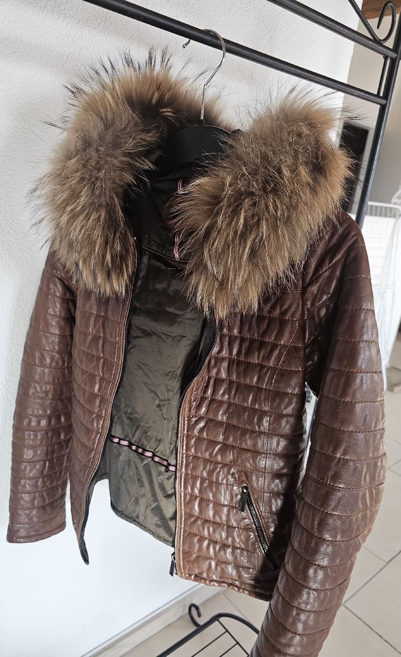 Cappotti: Blouson en cuir marron avec capuche fourrée – Nuovo (secondo la descrizione) da Corcelles NE venduto da Mille_Dressing 1