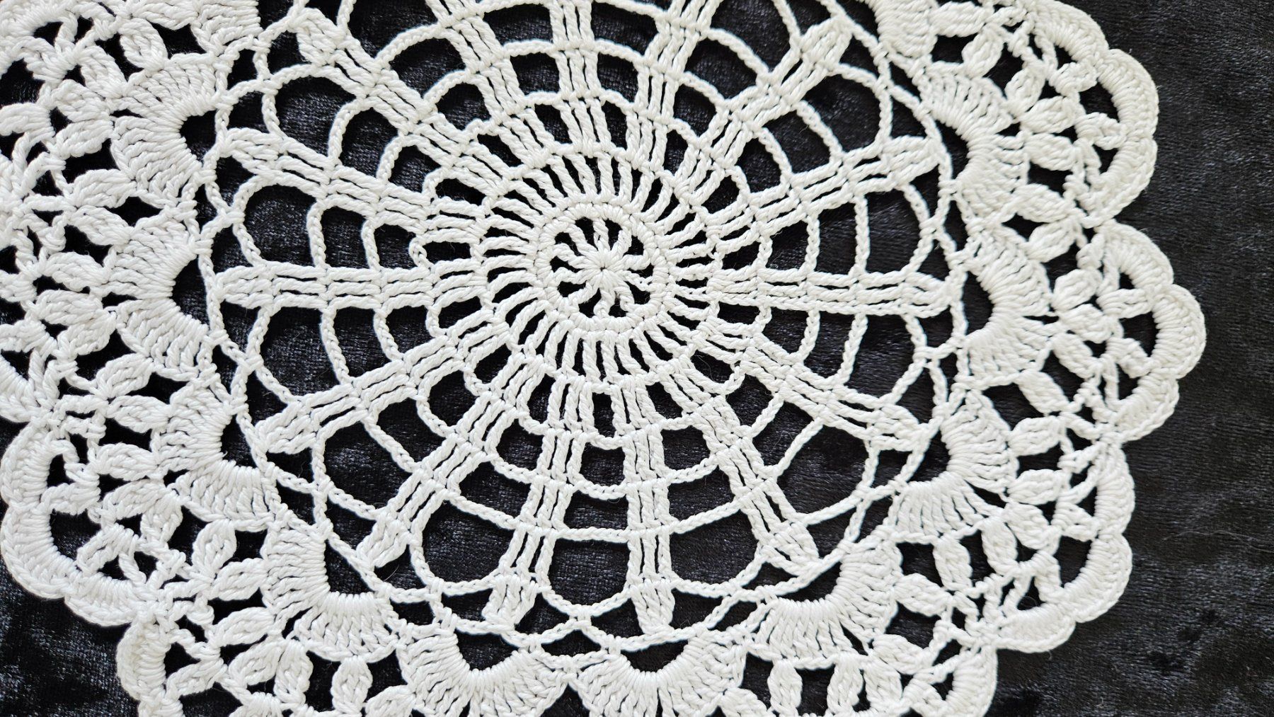 Altra biancheria da tavola: Spitzendeckchen Spitzendeckeli D20 cm Deckeli Ecruweiss – Usato da Gossau ZH venduto da LeoniesDeko 2