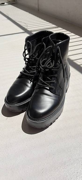 Scarpe da donna: Bottines Guess noires taille 40 – Usato da Prilly venduto da ayl_v7wd