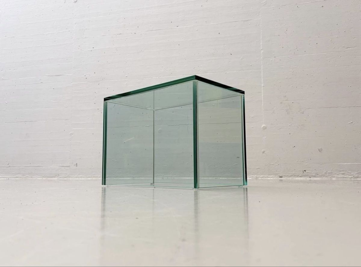Comodini: BEISTELLTISCH AUS MASSIVEM FLOATGLAS, 1990 – Usato da Glattbrugg venduto da SonnySchwarz 1