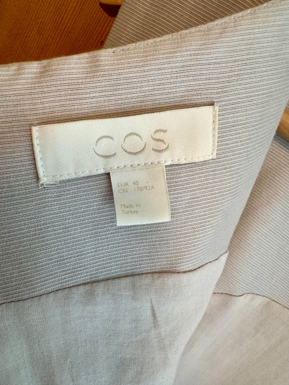 Cos Vestiti: COS Abendkleid silber-hellgrau, Gr. 40, Seide/Baumwolle – Usato da Männedorf venduto da Olumio 5