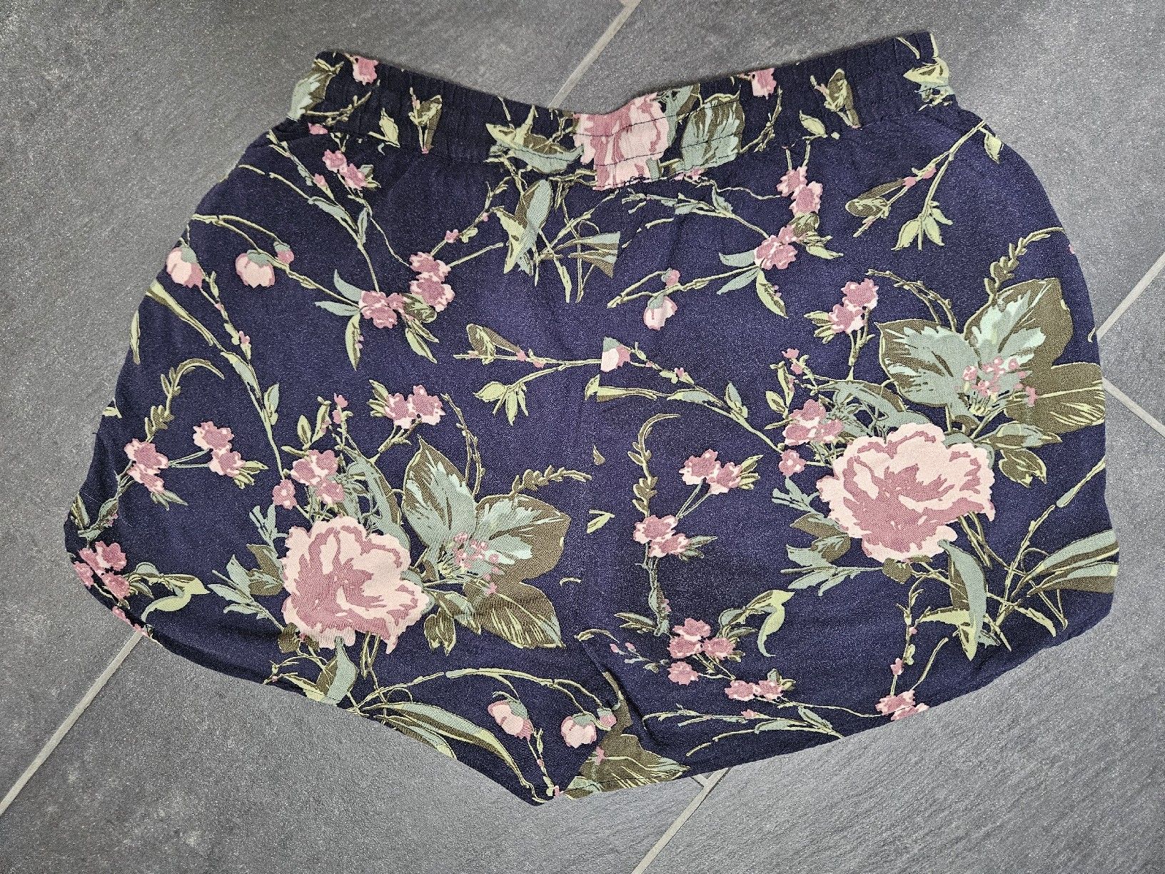 Vero Moda Pantaloni: Kurze Hose mit Blumen - dünn – Usato da Bern venduto da Snowflake38 1