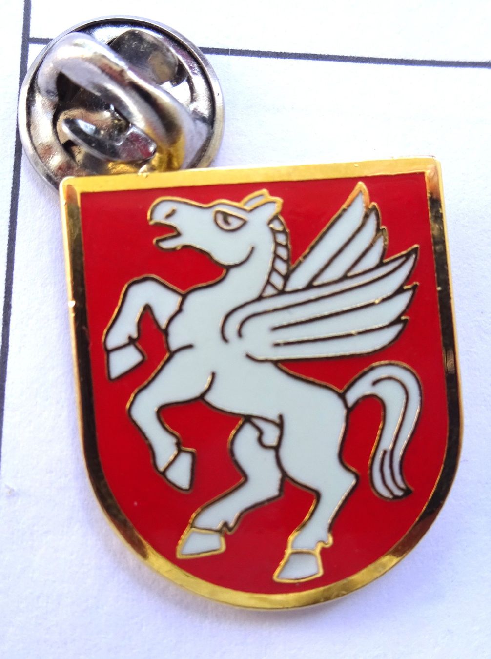 Placchette & Badge: Pin Rot Weiss PFERD mit Flügel – Usato da Utzenstorf venduto da BUtter81