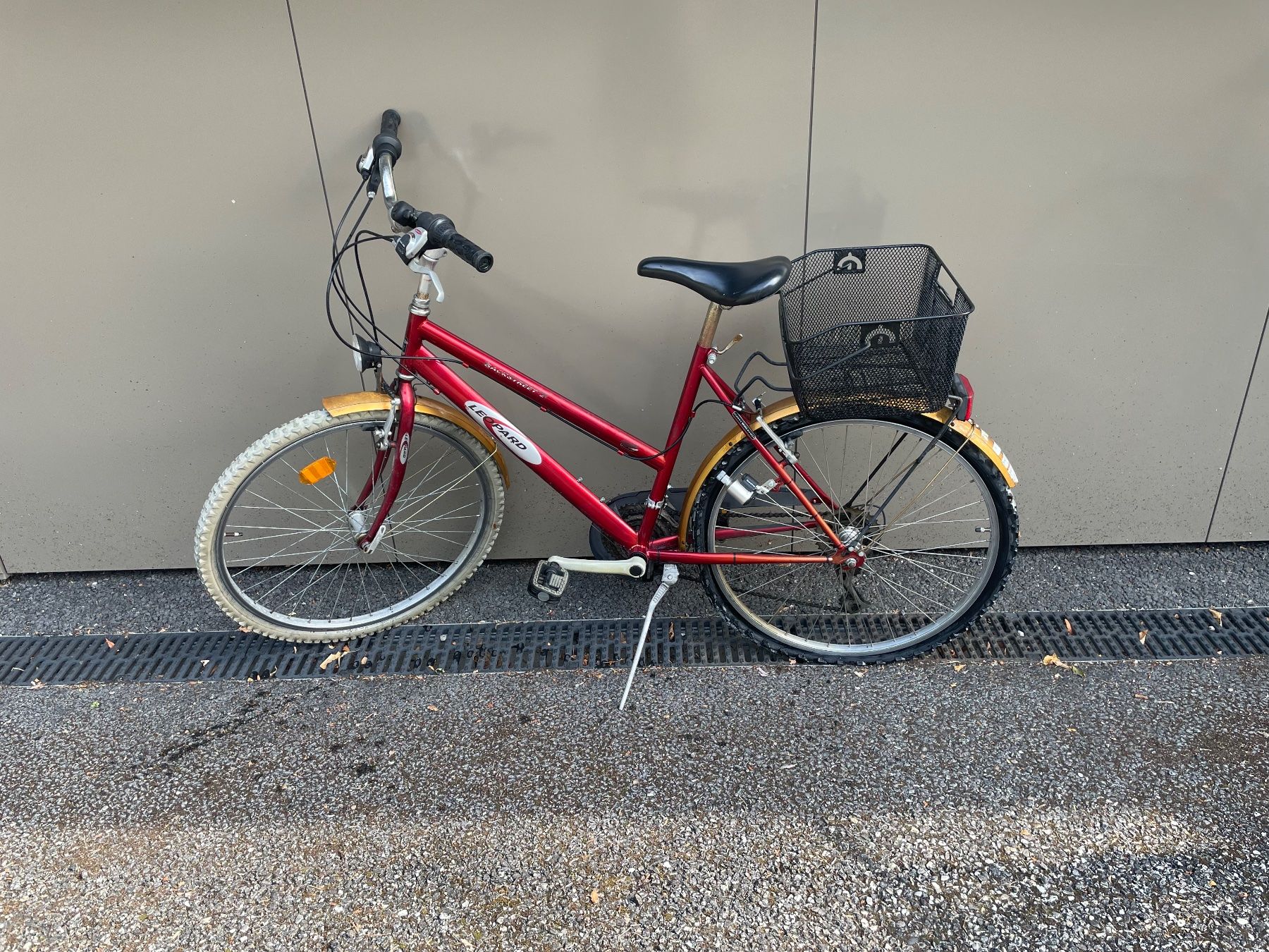 Leopard Biciclette: Damenvelo Leopard rot mit Korb, gebraucht – Usato da Erlinsbach venduto da MS2G 4