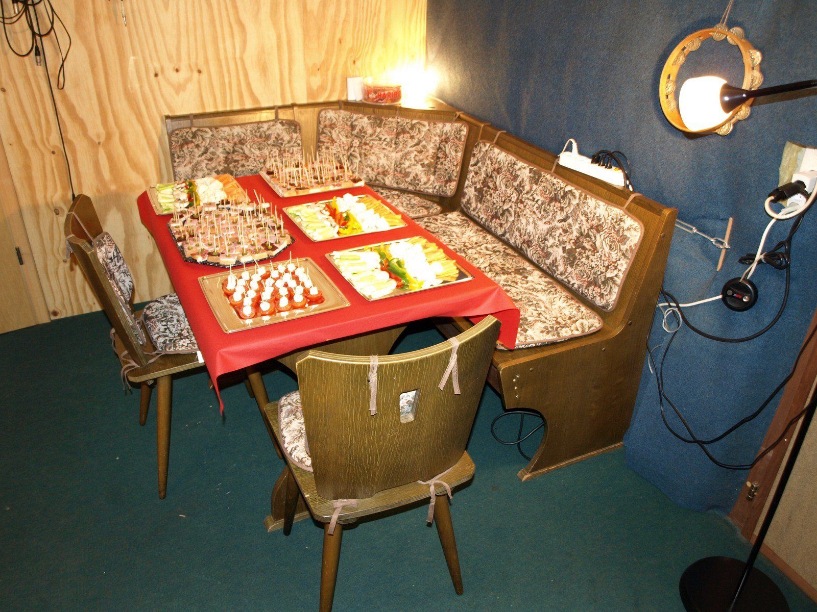 Set de table et chaises: Coin repas : banc d'angle, table, 2 chaises – D'occasion à Montpreveyres par top_gun5025 1