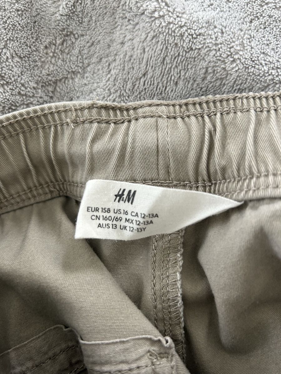 H&M Pantaloni: Pantalon cargo H&M beige, taille 158 – Usato da Boncourt venduto da fcb2005 2