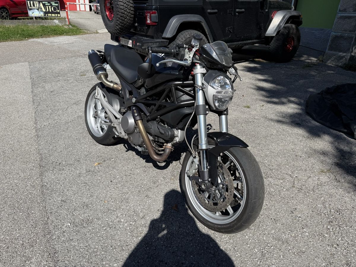 Ducati Strada: Ducati Monster 1100 – Usato da Lamone venduto da Gavazzini