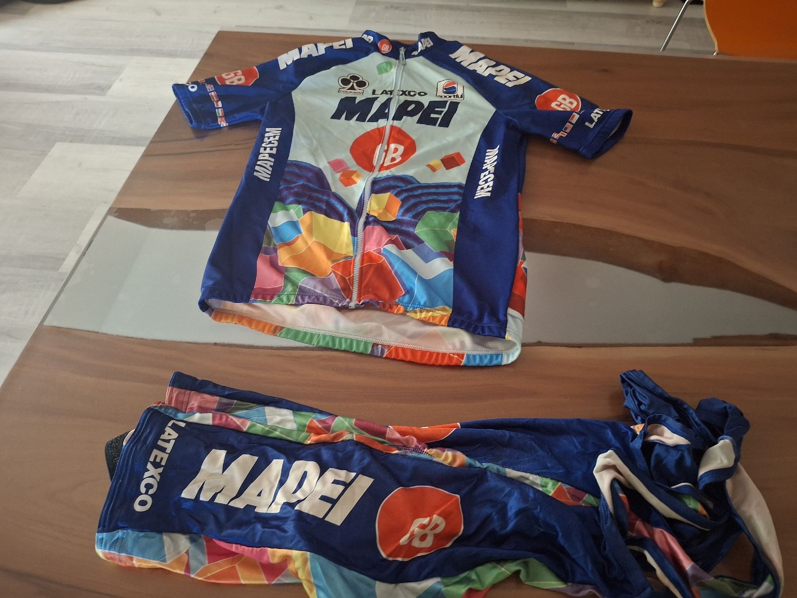 Maillots de corps & Pantalons: Velotrikot – D'occasion à Bennwil par Mdino99