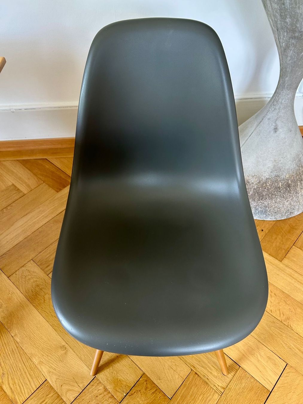Vitra Sedie: Eames Plastic Side Chair DSR - Vitra, Basalt – Usato da Bern venduto da mo04 4