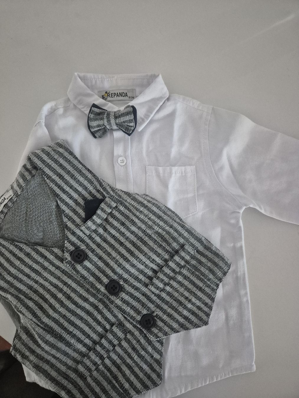 Camicie, Top & T-shirt: Festliches Set: Hemd mit Weste und Fliege, Grösse 80 – Nuovo (secondo la descrizione) da Marbach SG venduto da okay02
