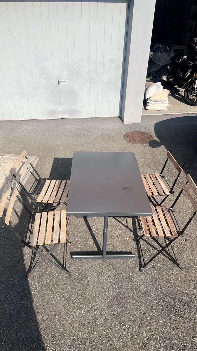 Set de table et chaises: Gartentisch mit vier Klappstühlen gebraucht – D'occasion à Luzern par sim_zyt9