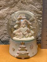 Dekorative Schneekugel mit einen Weihnachtswichtel / Zwerg