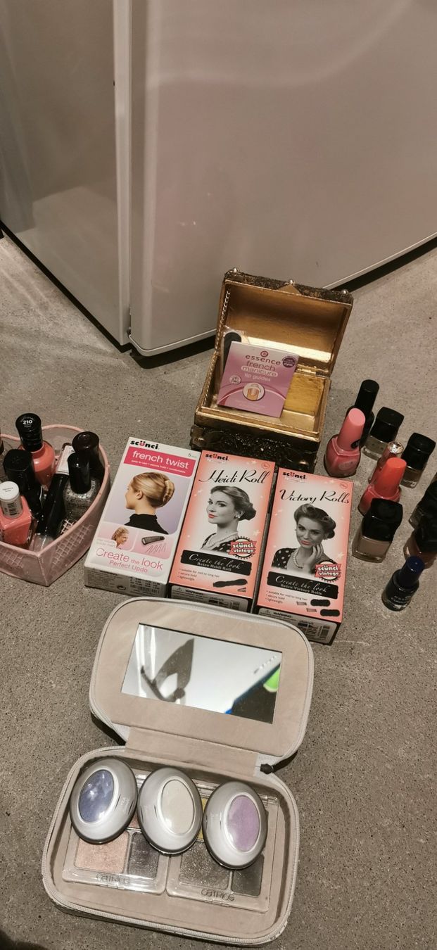 Make-up: Kosmetik-Set: Nagellack, Lidschatten, Schmuckschatulle usw. – Usato da Gunzgen venduto da 0Aurin0