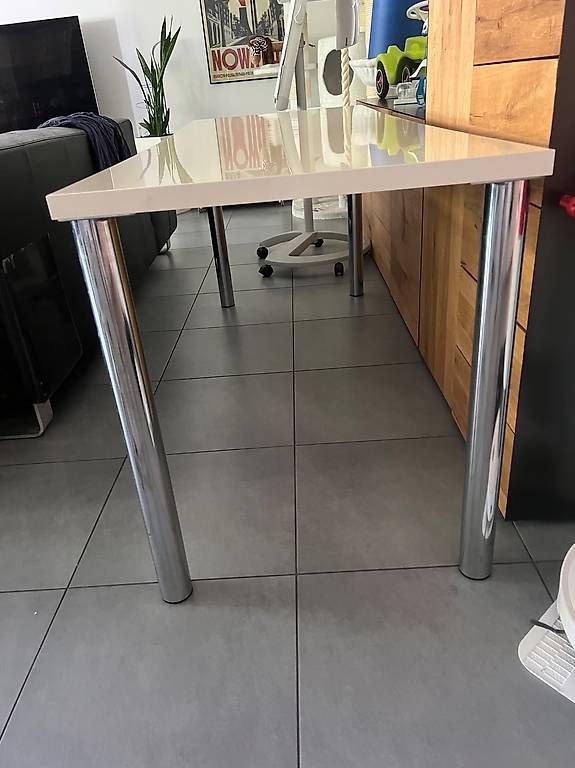 Schreibtische: Schreibtisch weiss glänzend L140cm B60cm – Gebraucht aus Wetzikon ZH von Mila_Pla