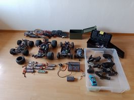 RC-Autos mit Akkus und Ladegerät. Aus Hausräumung.