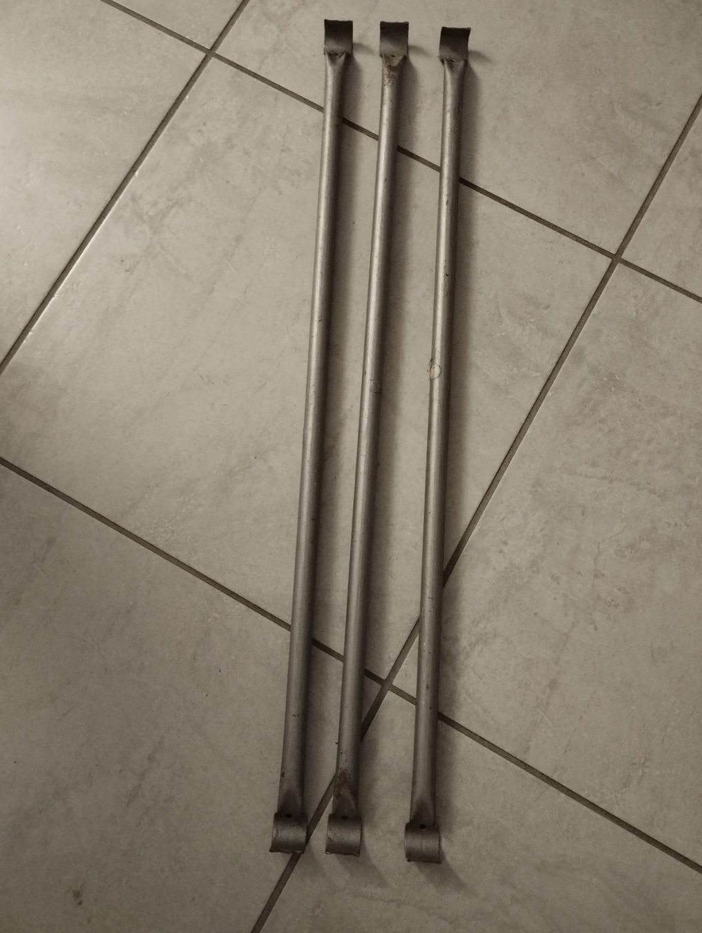 Supporti a parete: 3x Metallstangen / Gestängestreben – Usato da Ostermundigen venduto da Dinge1 9