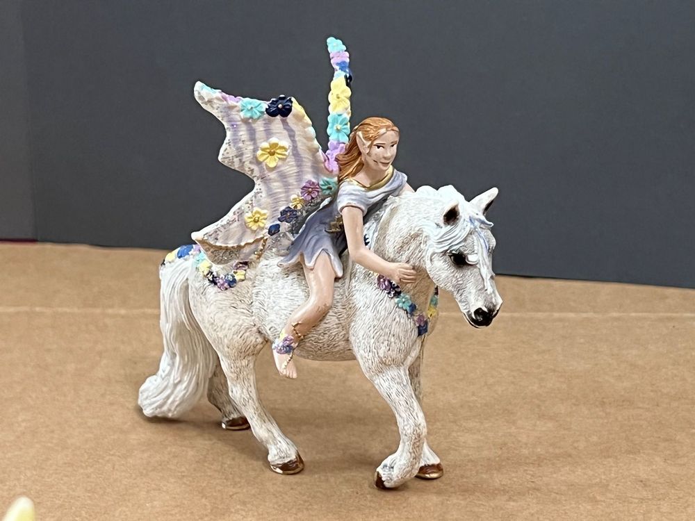 6-teiliges Weihnachtspferde-Kostüm Set - Elfen-Hut & Halfter/Zügel-Abdeckungen (Rot/Grün/Weiß)