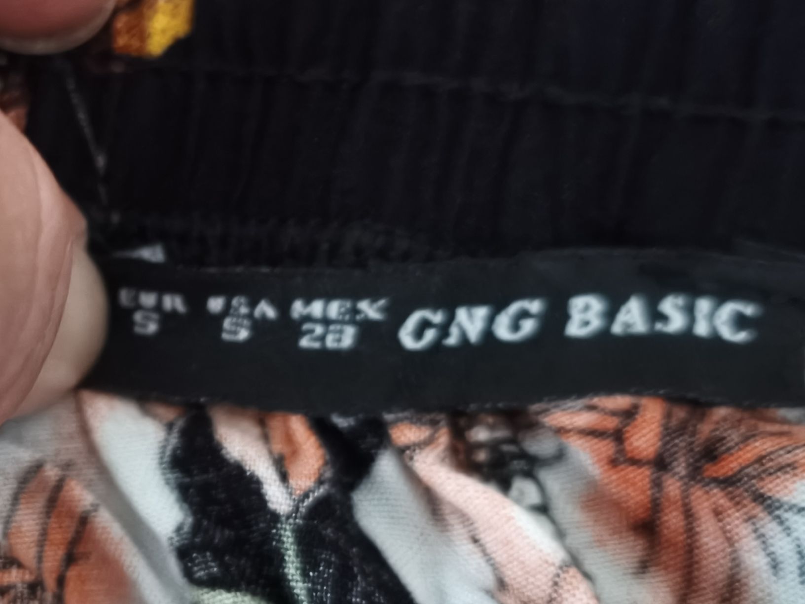 Hosen: GNG BASIC Shorts Blumenmuster Schwarz Groesse S  – Gebraucht aus KRIENS von Franzy_Blond10 2