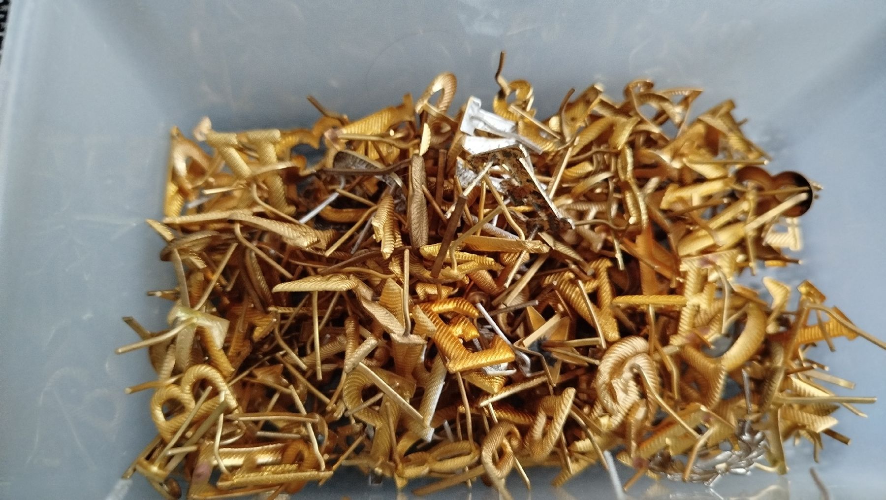 Kit bricolage: Hausräumung Grosse Menge goldene Buchstaben-Anstecker – Usato da Glashütten venduto da lightmoon 1