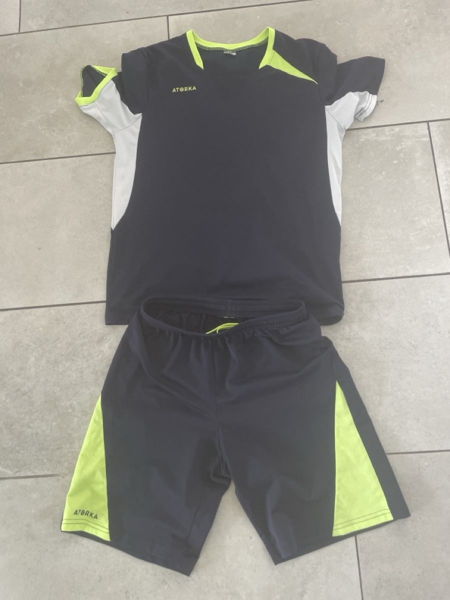 Scarpe, pantaloni & magliette da ginnastica: Fussball Trikot Gr.152 blau – Usato da Baar venduto da Vili7