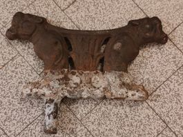 Antike Stiefelkratzer. Gusseisen Figur Ochsen massiv 30cm mi