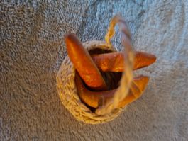 Süsser Mini-Brotkorb mit 3 Brötchen, fürs Puppenhaus