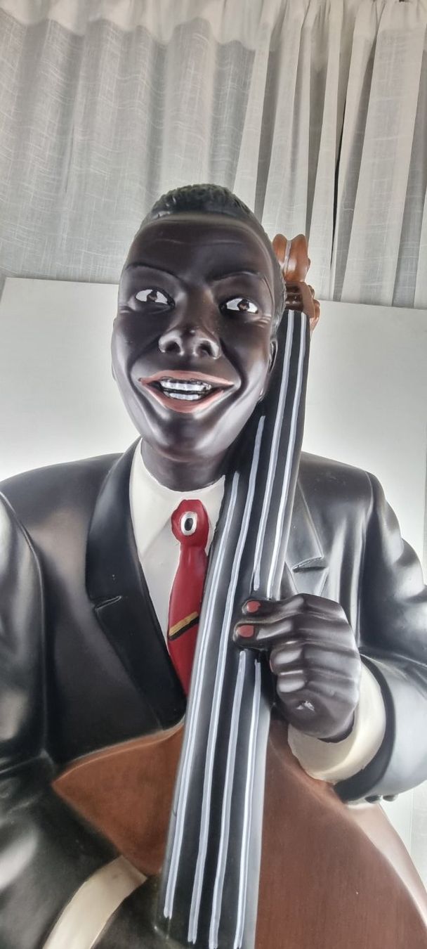 Statuette: Dunkelhäutiger Jazz Player mit Kontrabass – Usato da Flums venduto da Flumsantik 1